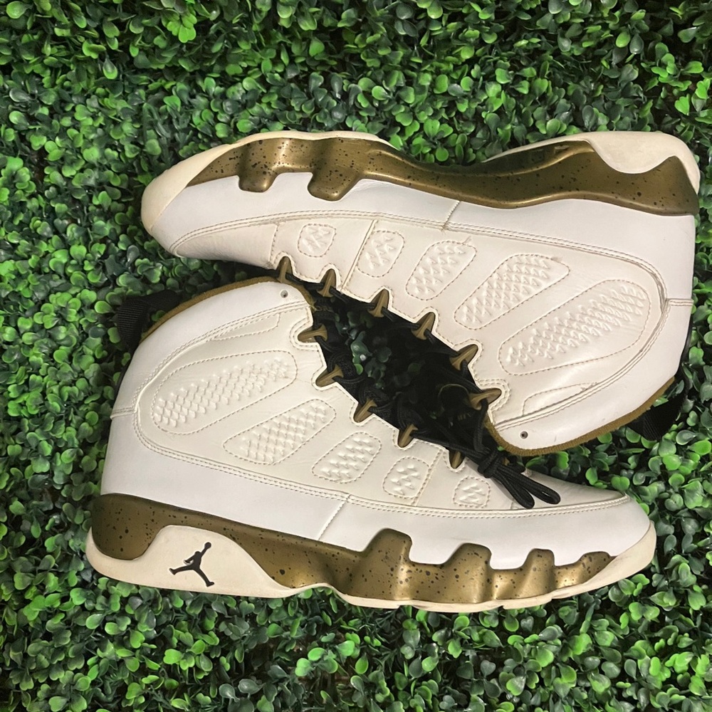 Air Jordan 9 - Statue